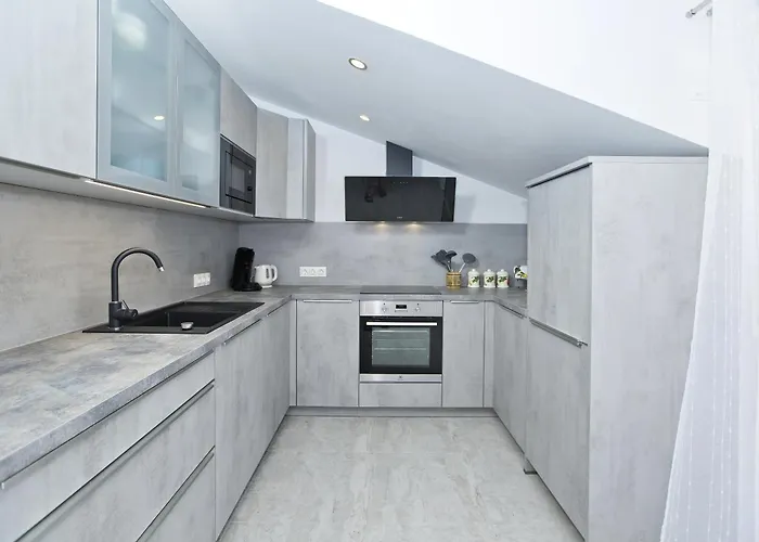 Divkovic * Hvar Town